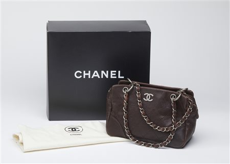  CHANEL - Chanel CC Outdoor ligne, borsa a spalla in pelle marrone.