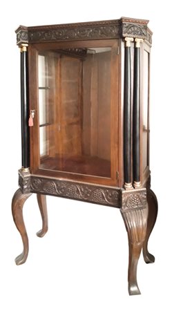 Anonym/Anonimo Vetrina con decoro a viticcio, 1900 ca;Legno, capitelli in...