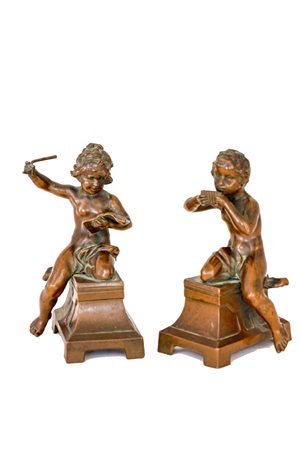 Due statuette centrotavola in lega di rame brunita