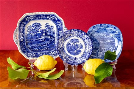 Lotto di tre piatti in ceramica bianco blu