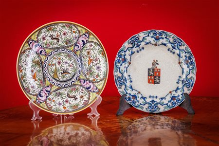 Due piatti in maiolica policroma