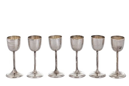 Sei bicchierini da liquore in metallo argentato
