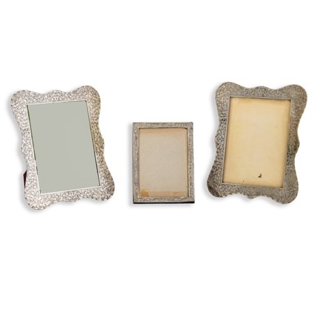 Lotto di tre cornici d'epoca rivestite in argento