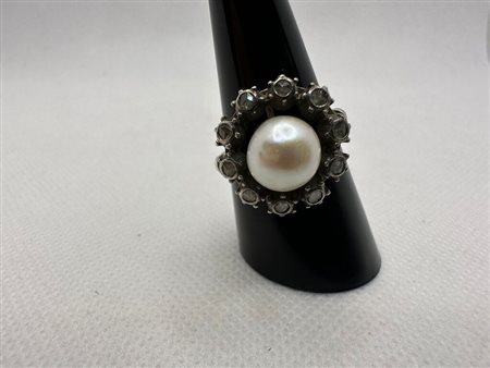 ANELLO CON PERLA E ROSETTE IN ORO 18K E ARGENTO – GRAMM 6,38 – MISURA18 – STE56