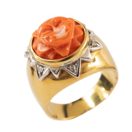 ANELLO in oro con corallo centrale lavorato