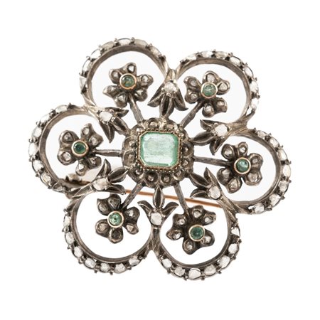 SPILLA in oro e argento con diamanti e smeraldi