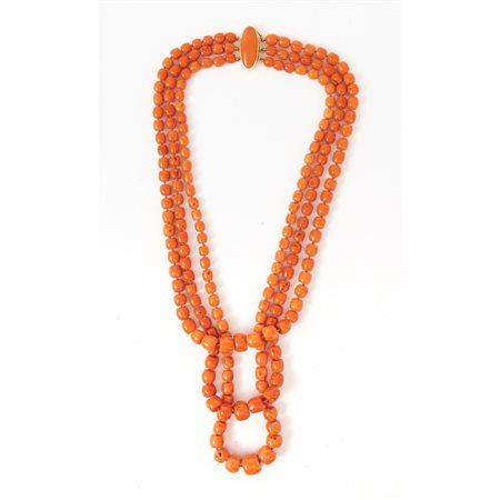 COLLANA a tre fili di corallo, susta in oro giallo 18 KT