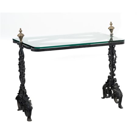 TAVOLINO da salotto in ferro battuto con piano in vetro.