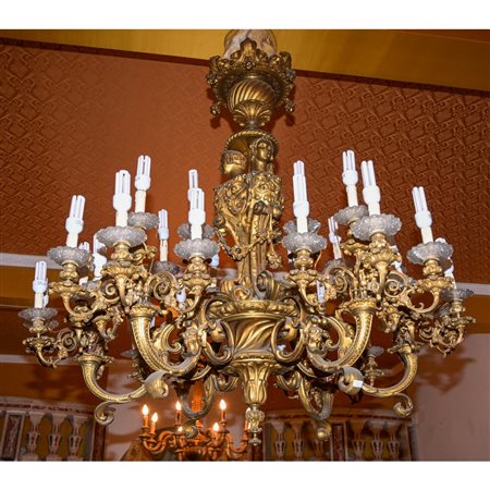 IMPORTANTE LAMPADARIO a 36 luci in bronzo dorato a mercurio