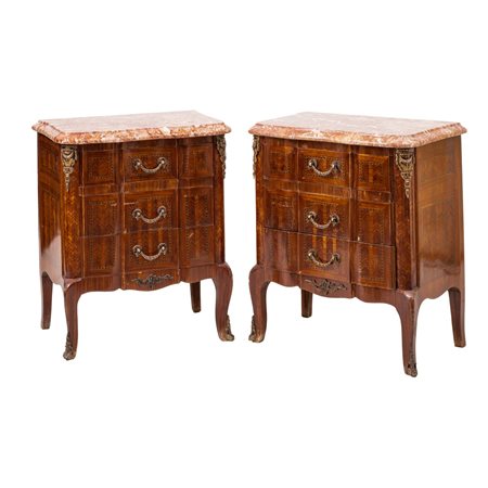 CASSETTONE E COPPIA DI COMODINI in legno