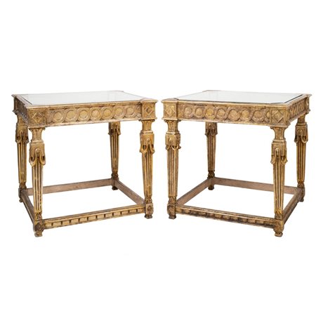 COPPIA TAVOLI espositori di gusto eclettico in legno dorato