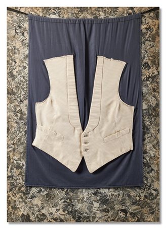 Jiri Kolar "Veste de Marcel Duchamp" 1974
chiasmage e tessuto su tavola
cm 99,5x