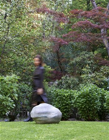 Piero Gilardi "Sedilsasso" 1969
poliuretano espanso e acrilici
cm 70x50x60

Prov