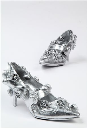 KUSAMA YAYOI (1929-) Makaroni Obsession 2001 acrilico su scarpe e pasta cm...