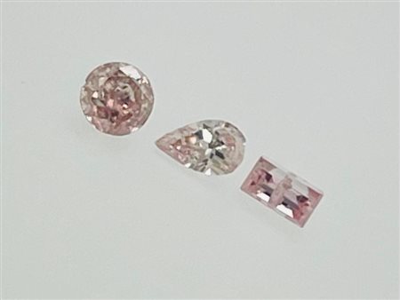 3 DIAMANTI 0,28 CT COLORE FANCY ROSA CHIARO PUREZZA SI-I2 - TAGLIO MIX -...