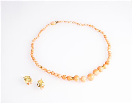  
Parure collana e orecchini in oro e corallo rosa 
 Lunghezza cm 57, altezza cm 2