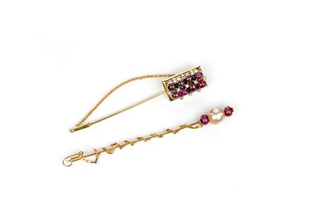  
Coppia di spilloni in oro, rubini ,brillanti e perle. 
 lunghezza cm 7/8