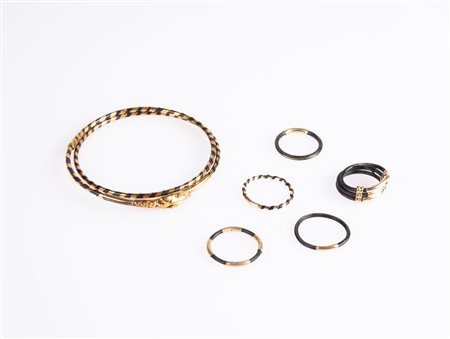  
Parure di bracciale a serpenti e fedi in oro e caucciù 
 anello misura 13