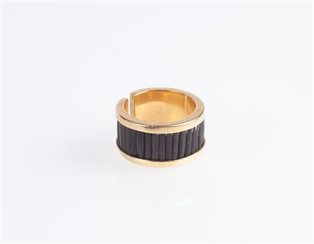  
Anello a fascia in oro e caucciù 
 Misura 10