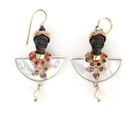  
Coppia di orecchini moretto in oro madreperla , argento, rubini e zaffiri 
 Altezza cm 4