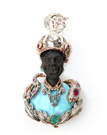  
Pendente moretto in oro , argento, diamanti, smeraldo, rubini e turchese. 
 Altezza cm 7