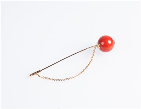  
Spillone in oro e corallo 
 Lunghezza cm. 8