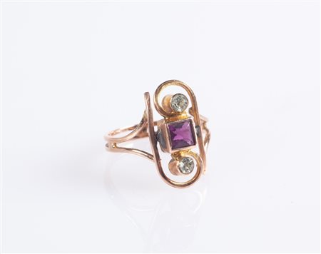  
Anello borbonico in oro e tre pietre di sintesi 
 Misura 17