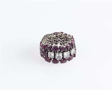 
Anello a fascia in oro, rubini e diamanti carré 
 Misura 17