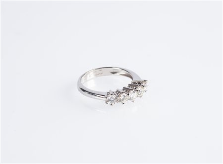  
Anello a riviera in oro e brillanti 
 Misura 16