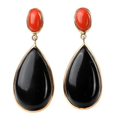  
Orecchini in oro , corallo e onice. 
 cm  5