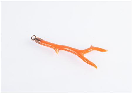  
Pendente in oro e ramo di corallo 
 cm 6