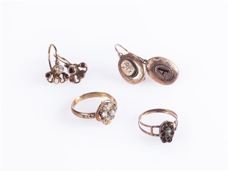  
Lotto di due anelli e due coppie di orecchini borbonici in oro 
 Misura 16