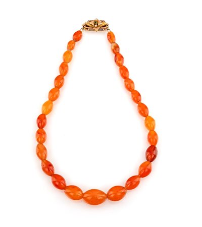  
Collana in corniola con chiusura in oro antico 
 Lunghezza cm 47