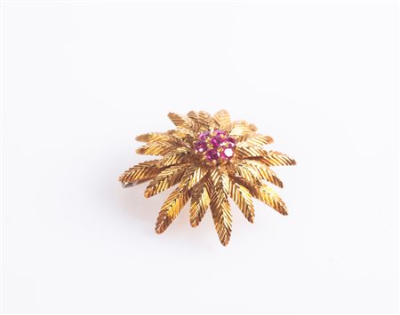  
Spilla in oro e rubini 
 Diametro cm 4