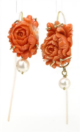  
Coppia di orecchini a fiore in oro, corallo e perle 
 cm 4x2