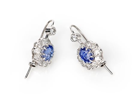  
Coppia di orecchini in oro, zaffiri e brillanti 
 cm 2