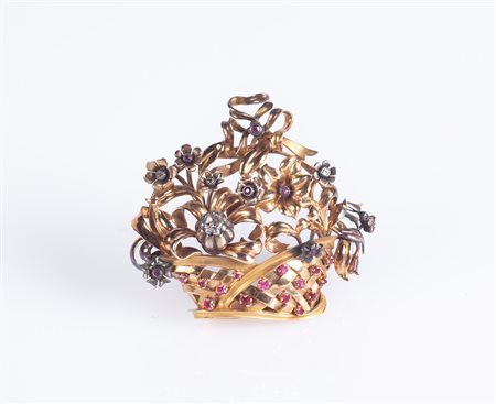  
Cazzaniga spilla anni '40 in oro, diamanti e rubini 
 cm 6 x 6