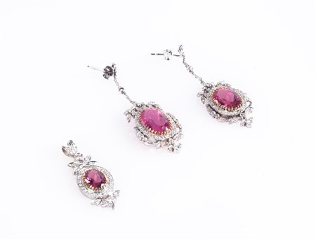  
Parure liberty di pendente e orecchini in oro diamanti e tormaline. 
 Orecchini altezza cm 5, pendente cm 3,5