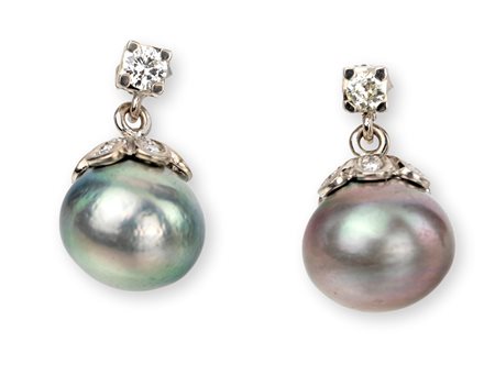  
Coppia di orecchini in oro, brillanti e perle Tahiti 
 