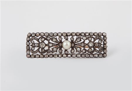 
Spilla in oro e diamanti con perla centrale, XIX secolo 
 