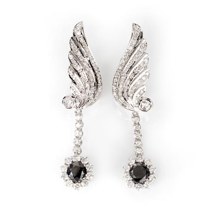  
Orecchini in oro e brillanti. 
 Lunghezza cm 6,5