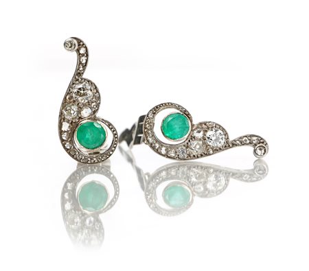  
Coppia di orecchini in oro smeraldi e diamanti 
 cm. 3,5