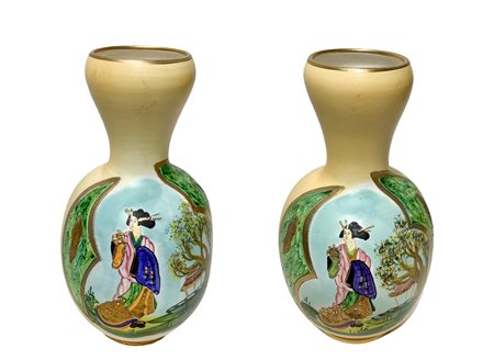 Coppia di vasi dipinti con scene di genere cinesi, inserti in oro su base beije.
