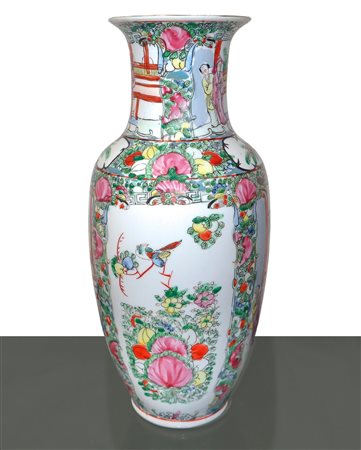 Vaso cinese con scene di personaggi e decorazioni floreali.