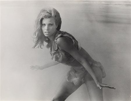 PIERLUIGI PRATURLON (1924-1999) Raquel Welch anni '60 stampa ai sali...