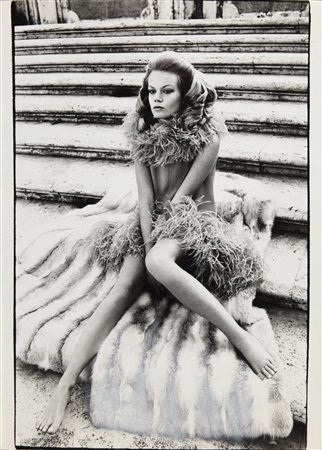 HELMUT NEWTON (1920-2004) Opera attribuita Mannequin: Verena, abito di Carosa...