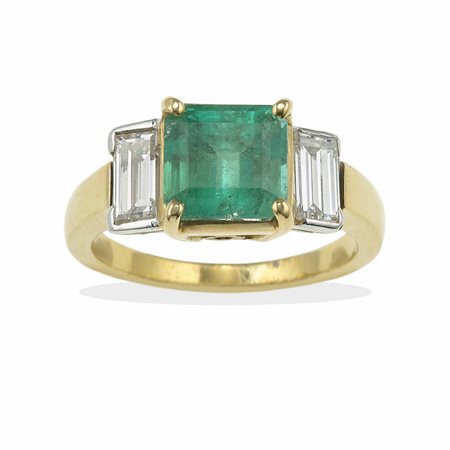 Anello con smeraldo Colombia di ct 2.00 circa e due diamanti taglio baguette per ct 0.50 circa totali