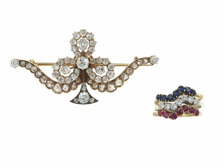 Spilla e anelli con diamanti di vecchio taglio, rubini e zaffiri
