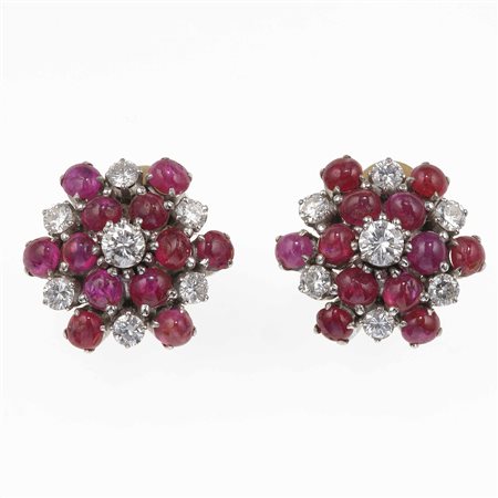 Orecchini con diamanti e rubini taglio cabochon