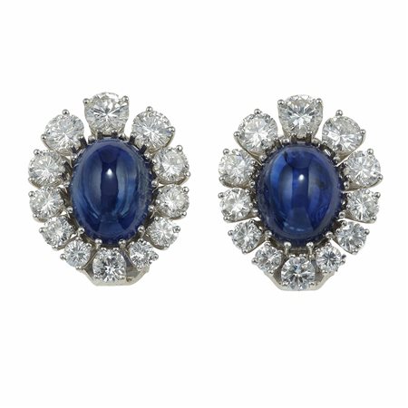 Orecchini con zaffiri taglio cabochon e diamanti